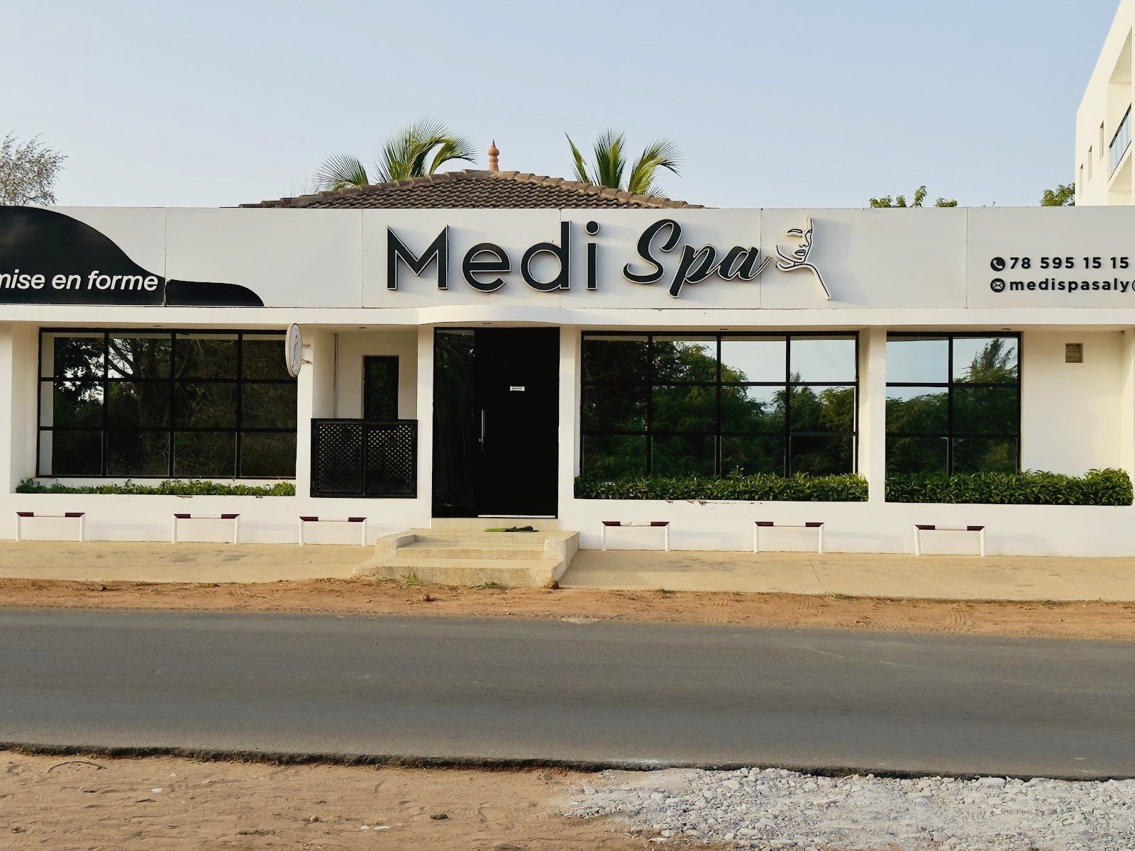 La façade de MEDI-SPA Saly, face au Totem